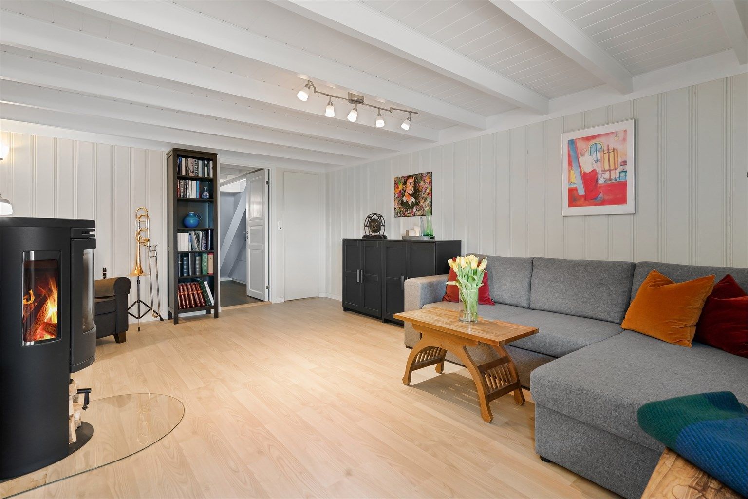 TV-stuen er av god størrelse, og har en koselig peis som gir både varme og hygge