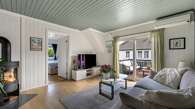En vedovn sørger for behagelig og effektiv oppvarming på kalde dager.