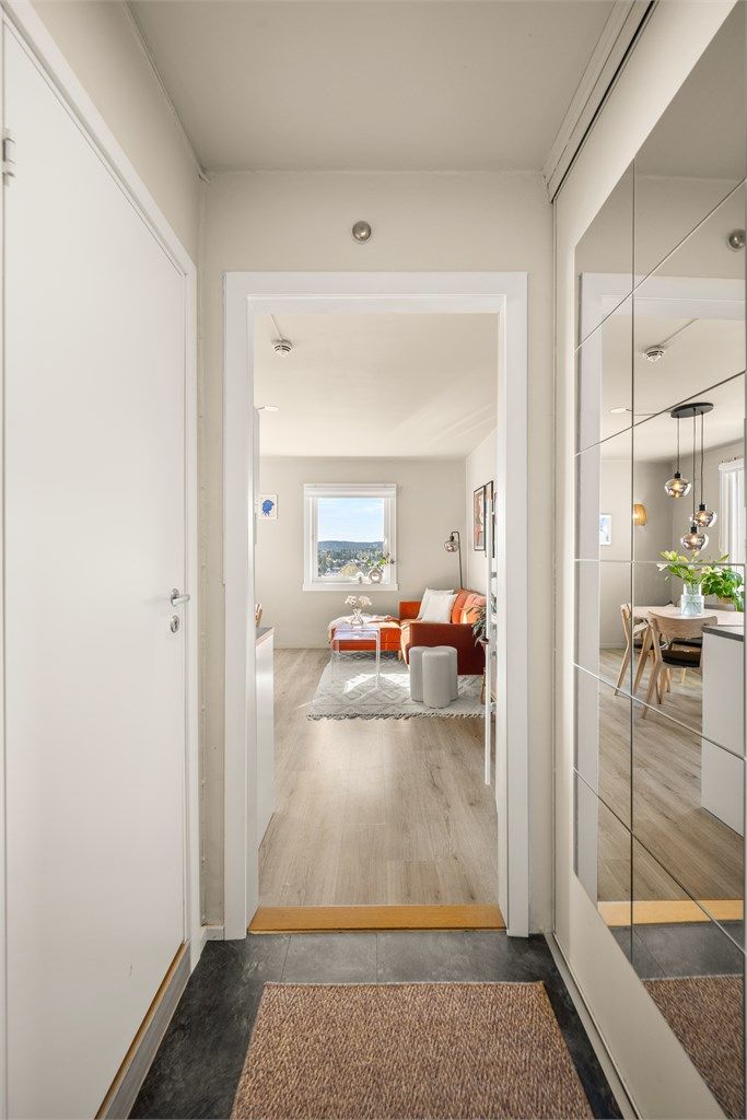 Entréen ønsker deg velkommen inn i leiligheten og leder deg videre inn i den åpne stue- og kjøkkenløsningen. Foto: Martine Eren Jacobsen