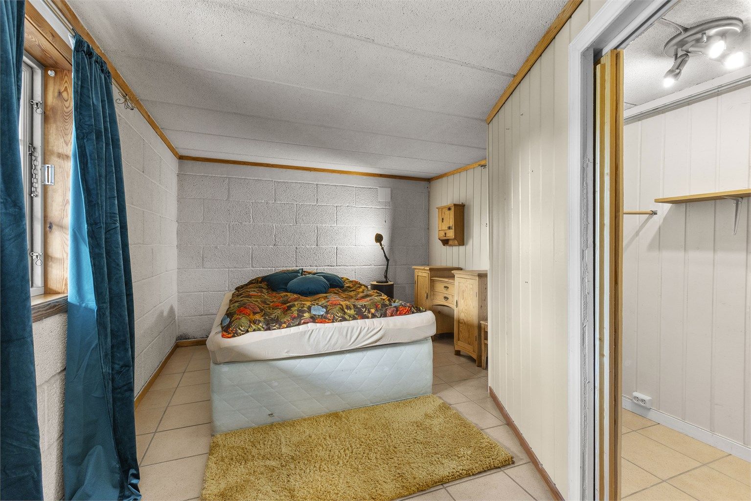Soverom underetasje med tilknyttet walk-in garderobe.