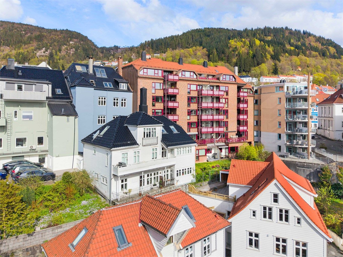 Leiligheten ligger i 1. etasje, men på grunn av den høye grunnmuren vil du føle at den ligger høyere oppe. 