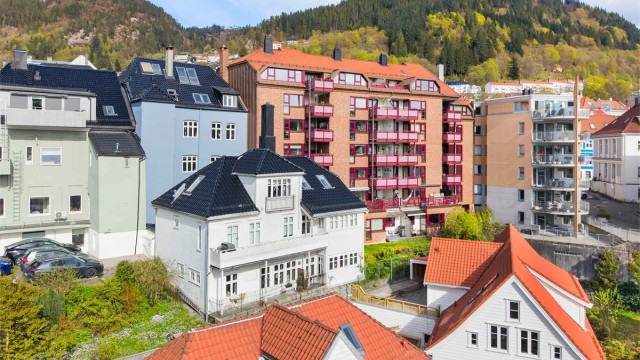 Leiligheten ligger i 1. etasje, men på grunn av den høye grunnmuren vil du føle at den ligger høyere oppe.