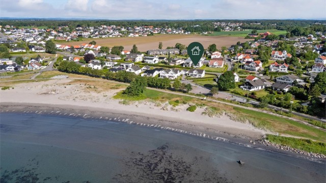 Neptuns vei 2 C er en stilren og godt vedlikeholdt enebolig over to plan, med idyllisk beliggenhet i første rekke mot Ringshaugstranda.