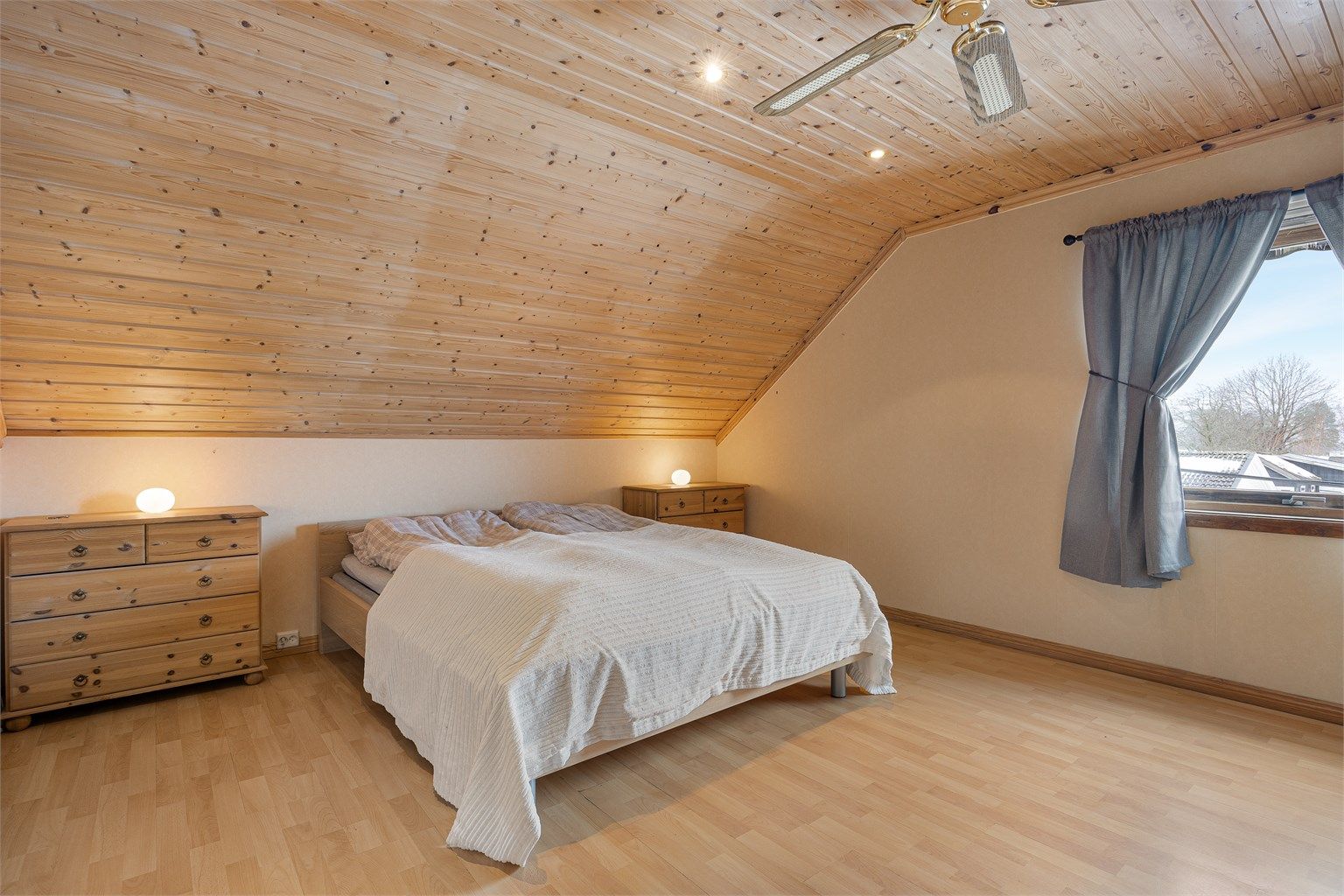 Hovedsoverommet er romslig med plass til dobbeltseng og oppbevaringsmøbler.