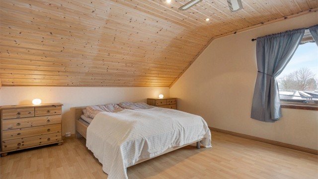 Hovedsoverommet er romslig med plass til dobbeltseng og oppbevaringsmøbler.