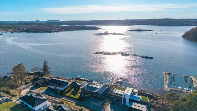 Tenvik er kjent for sin fredelige og naturskjønne atmosfære, og området er ideelt for både avslapning og friluftsliv.