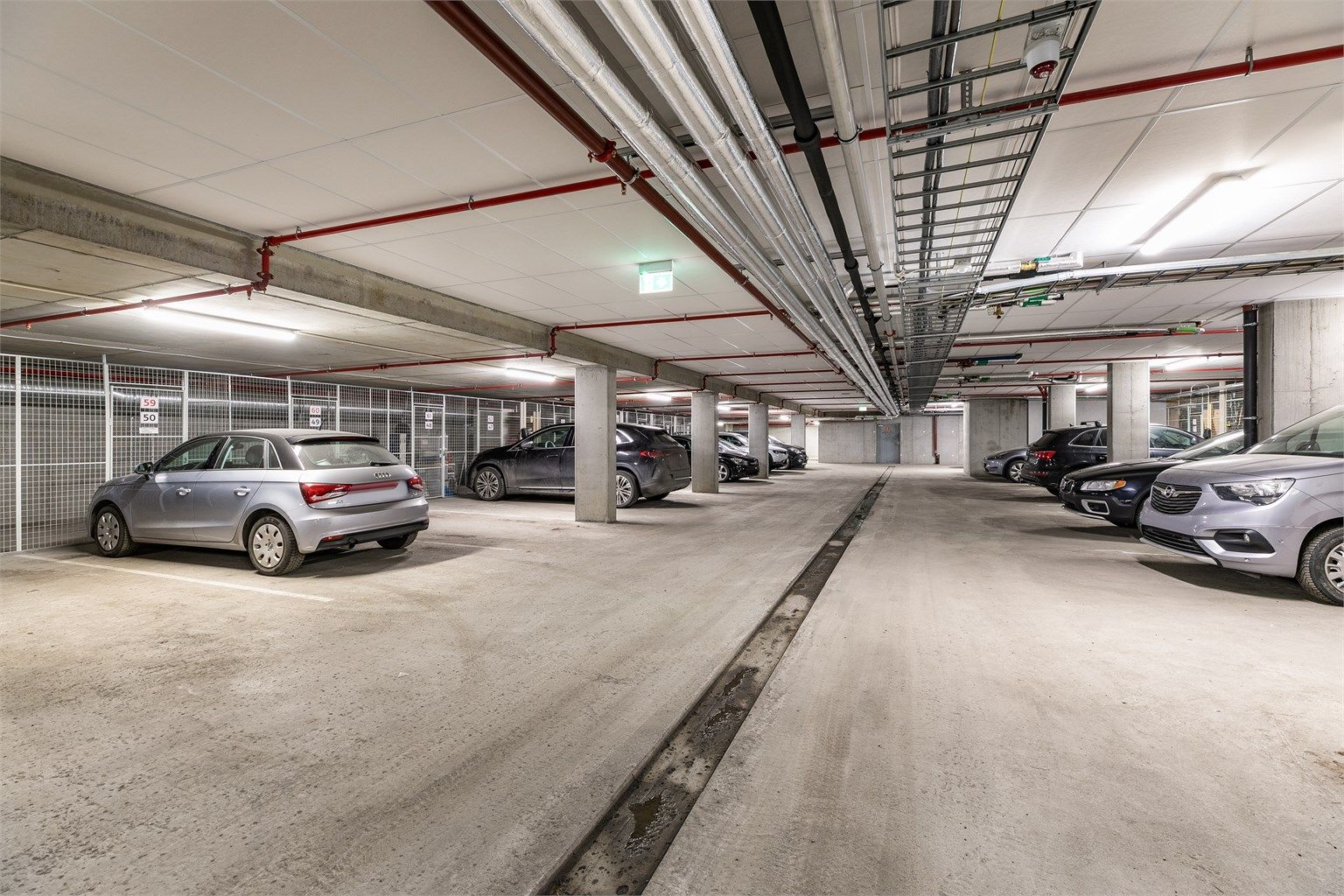 Leiligheten har bruksrett til en garasjeplass i felles garasjekjeller.