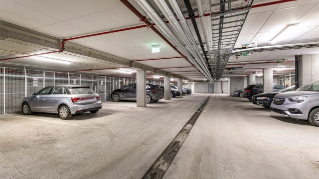 Leiligheten har bruksrett til en garasjeplass i felles garasjekjeller.