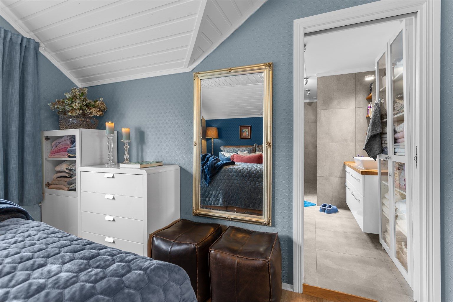 Fra det ene soverommet er det direkte adkomst til et av leilighetens bad.