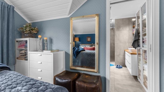 Fra det ene soverommet er det direkte adkomst til et av leilighetens bad.