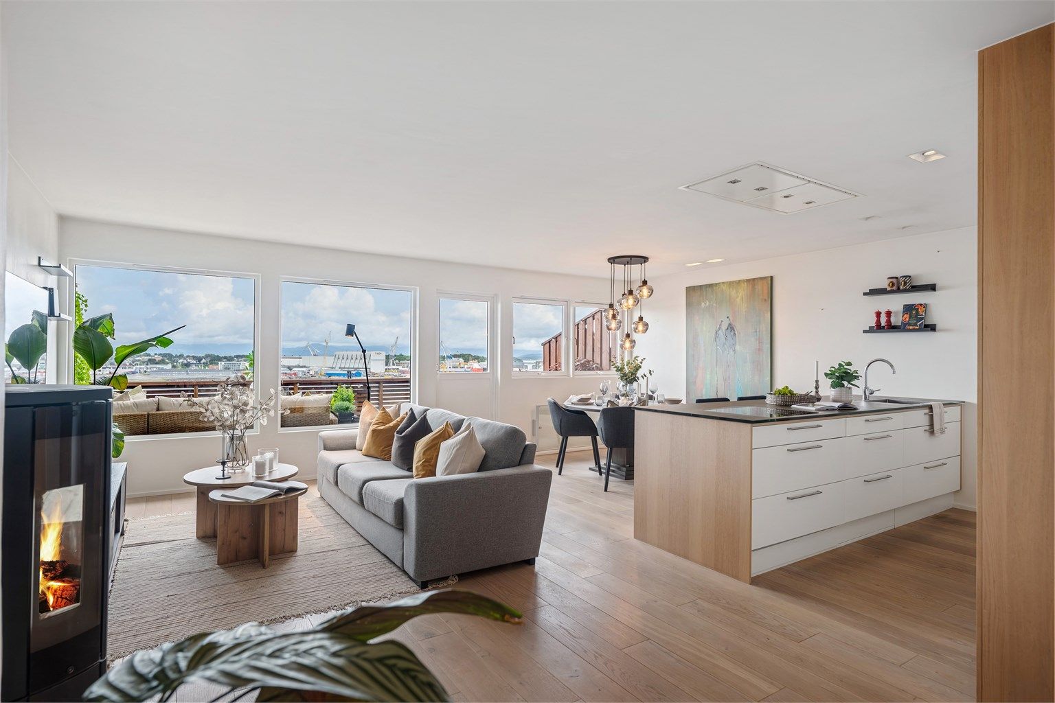 Steinsøyveien 7 er en lekker 3-roms selveierleilighet, med nydelig utsikt over innseilingen, Hundvåg og fjellene, kun en kort tur fra Stavanger sentrum. 