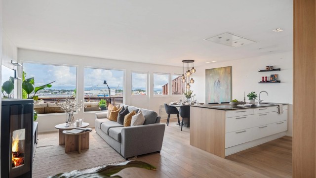 Steinsøyveien 7 er en lekker 3-roms selveierleilighet, med nydelig utsikt over innseilingen, Hundvåg og fjellene, kun en kort tur fra Stavanger sentrum.
