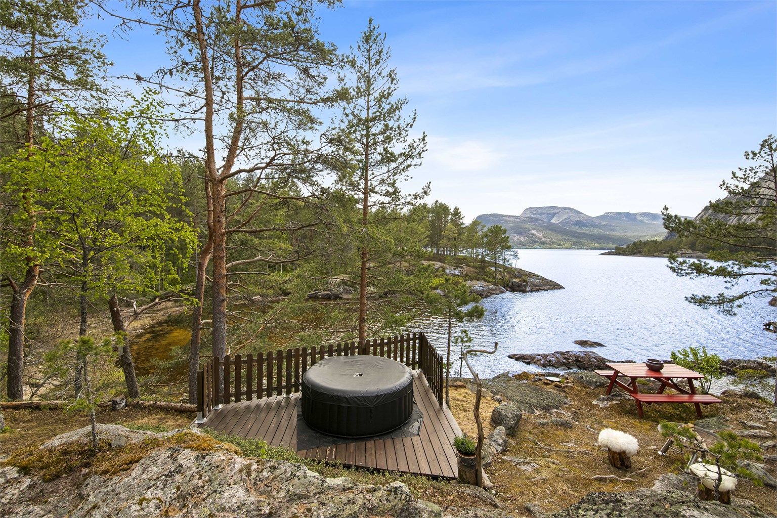 En platting med plass til stamp/boblebad er etablert på svaberget.