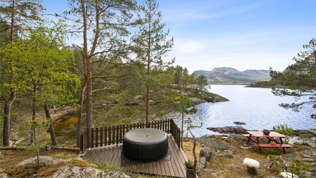 En platting med plass til stamp/boblebad er etablert på svaberget.