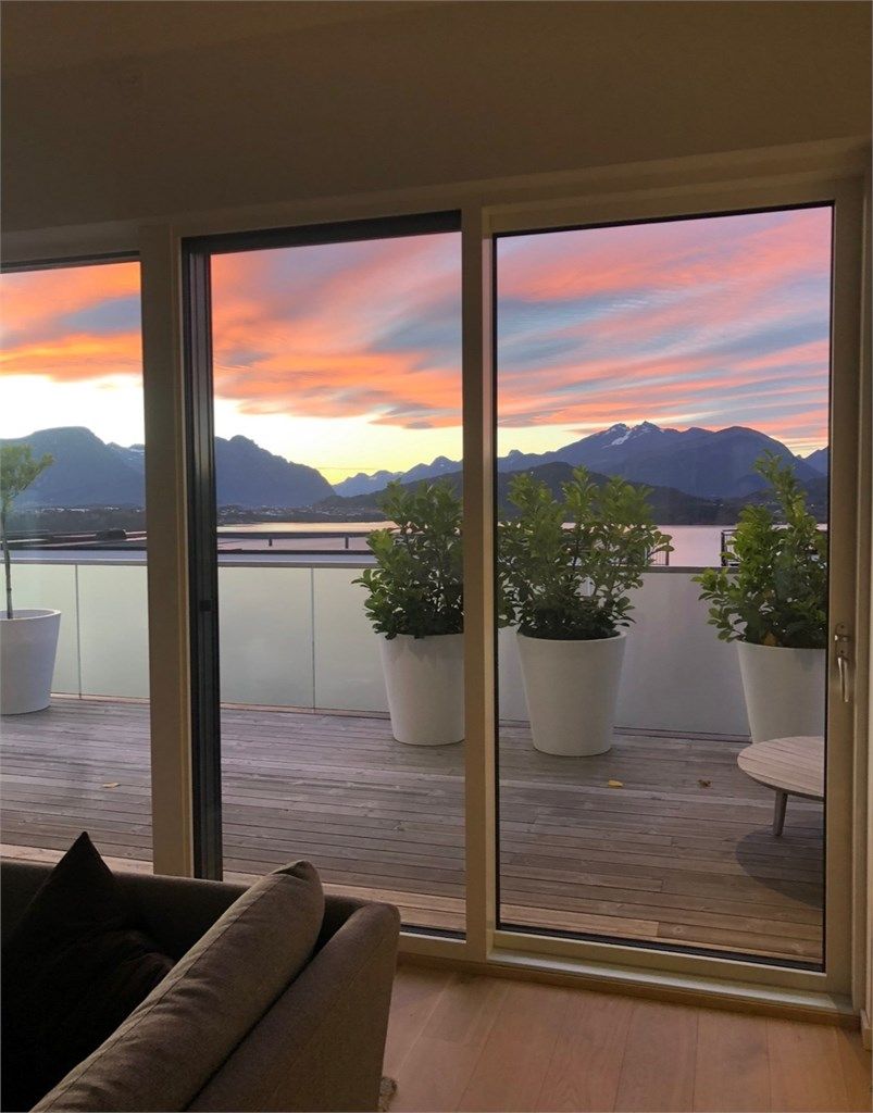 Fra stuen mot balkong og nydelig utsikt