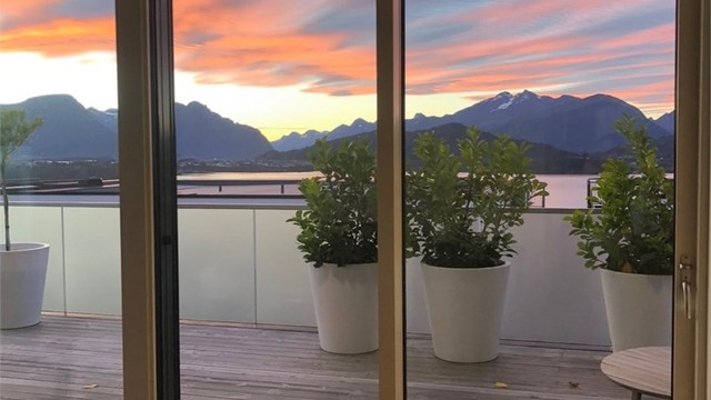 Fra stuen mot balkong og nydelig utsikt