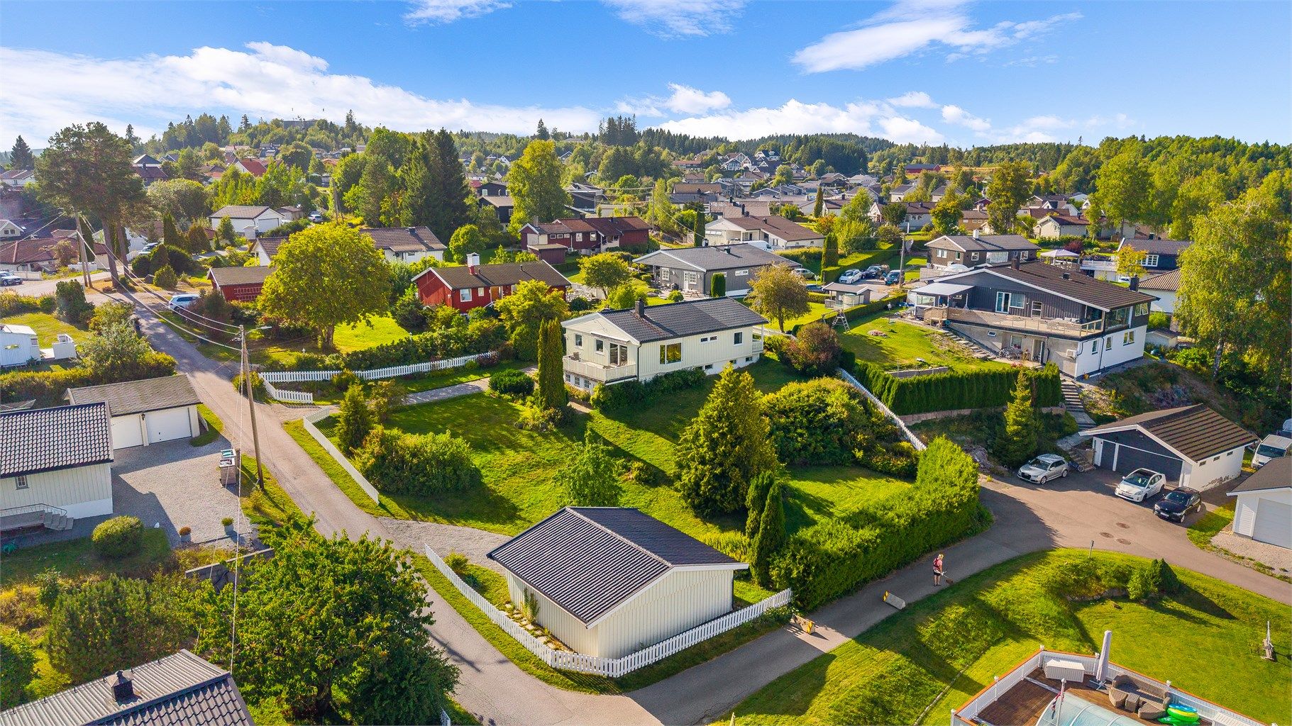 Attraktiv beliggenhet i et etablert og barnevennlig boligområde.