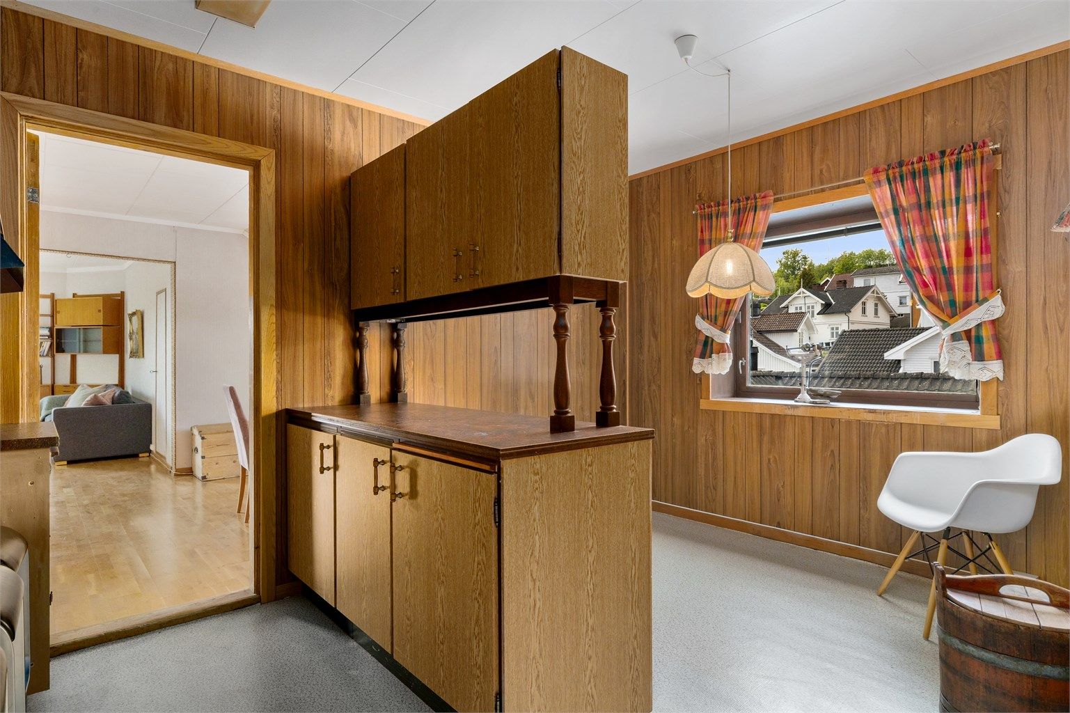 Kjøkken i 3. etasje i retrostil med matchende innredning og veggpanel.