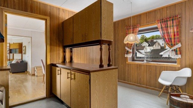 Kjøkken i 3. etasje i retrostil med matchende innredning og veggpanel.