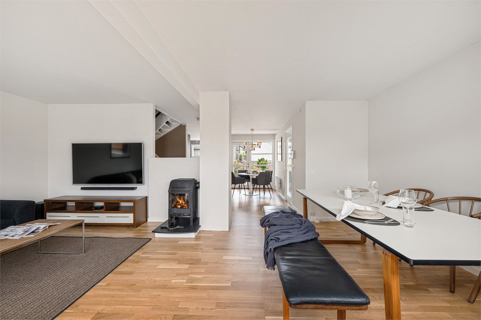 Vedovn til kalde dager. Delvis åpent mot kjøkken. 