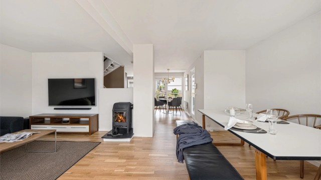 Vedovn til kalde dager. Delvis åpent mot kjøkken.