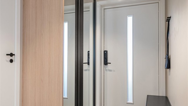 Entréen har elektronisk kodelås på ytterdøren og speil garderobe