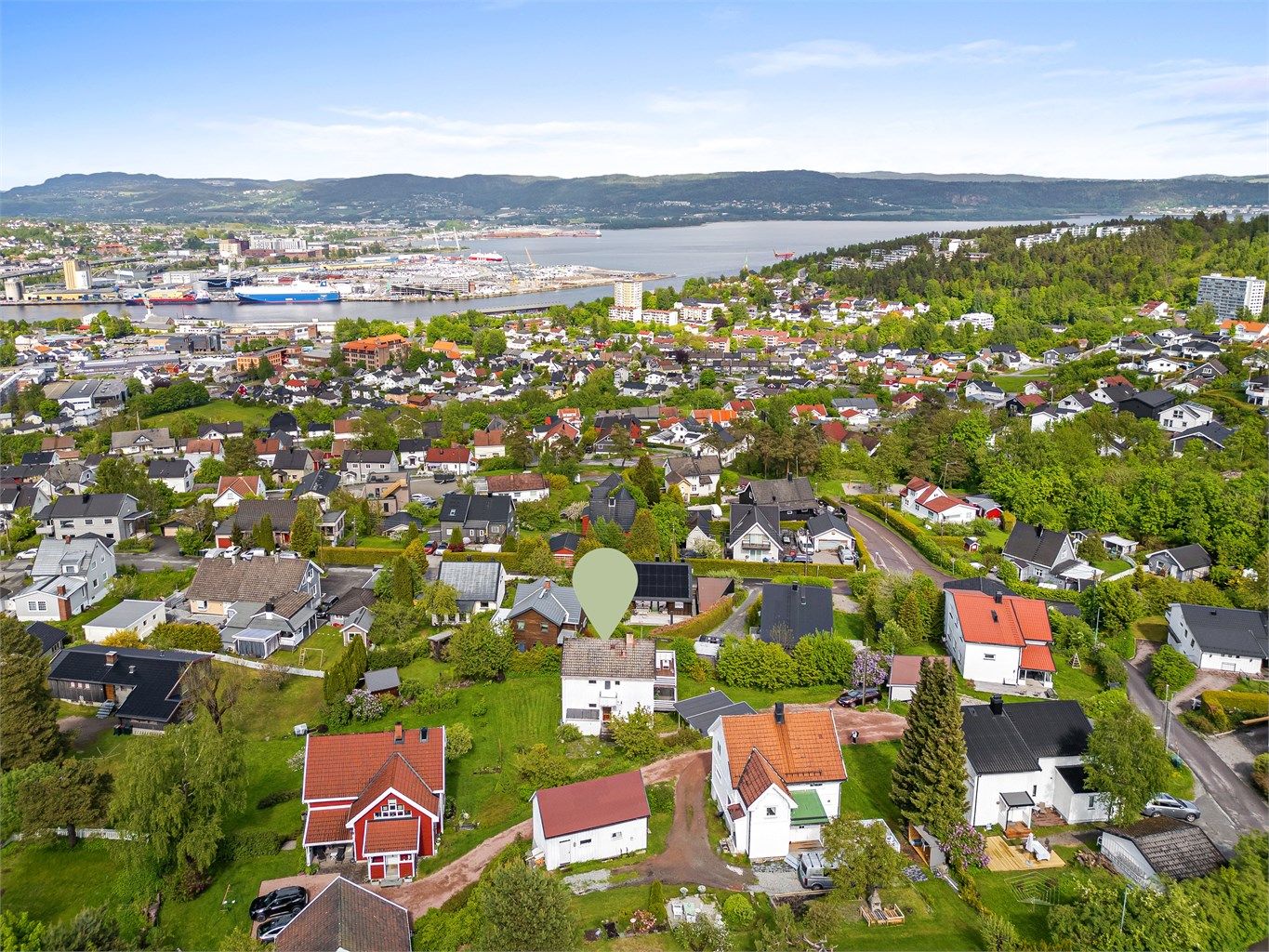 Ca. 10 min kjøring til Drammen sentrum med bussknutepunkt, togstasjon, flere servicetilbud og sentrumsfasiliteter.