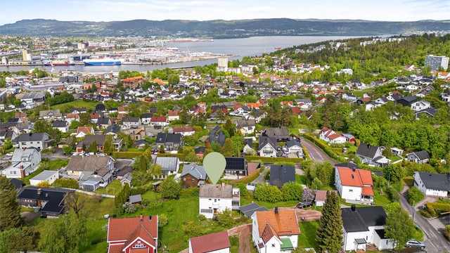 Ca. 10 min kjøring til Drammen sentrum med bussknutepunkt, togstasjon, flere servicetilbud og sentrumsfasiliteter.