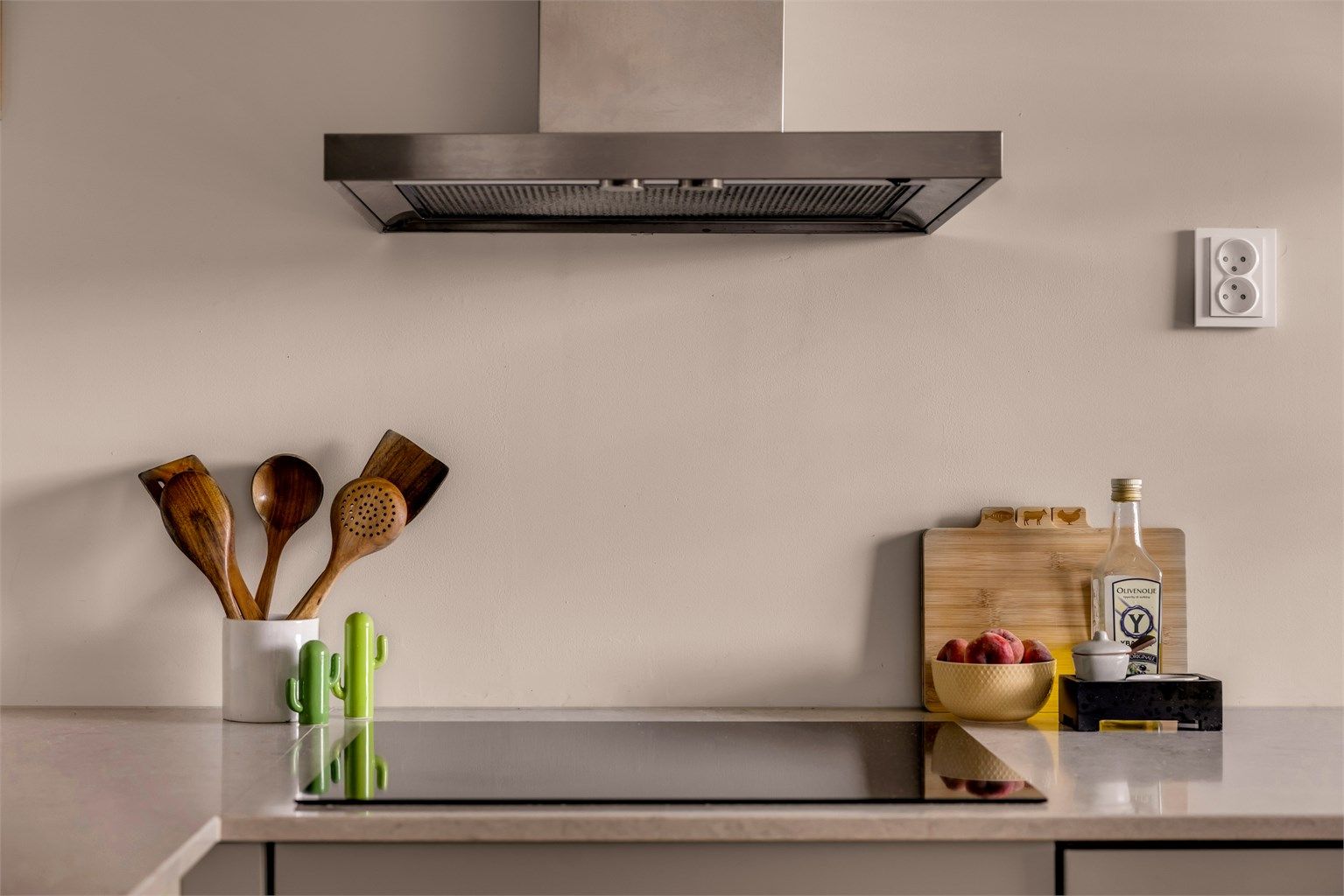 Det er vegghengt ventilatoren over koketoppen.