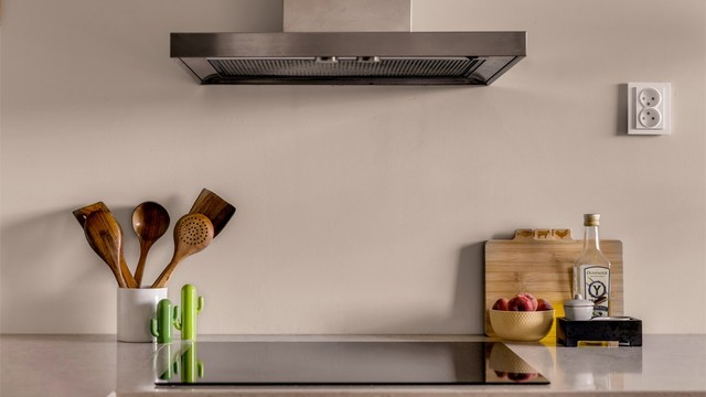 Det er vegghengt ventilatoren over koketoppen.