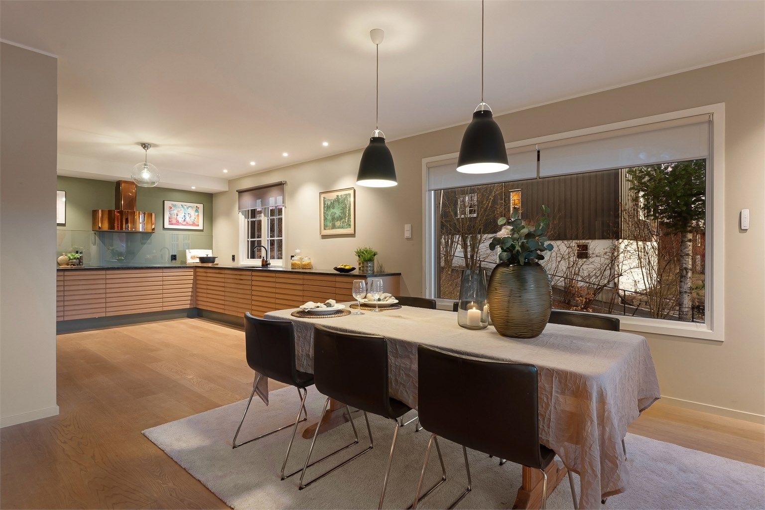 Eiendommen ligger med kort gangavstand til flere skole-/barnehagetilbud, t-bane/buss, idrett og marka samt både Eiksmarka- og Østerås senter