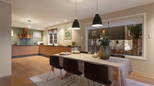 Eiendommen ligger med kort gangavstand til flere skole-/barnehagetilbud, t-bane/buss, idrett og marka samt både Eiksmarka- og Østerås senter