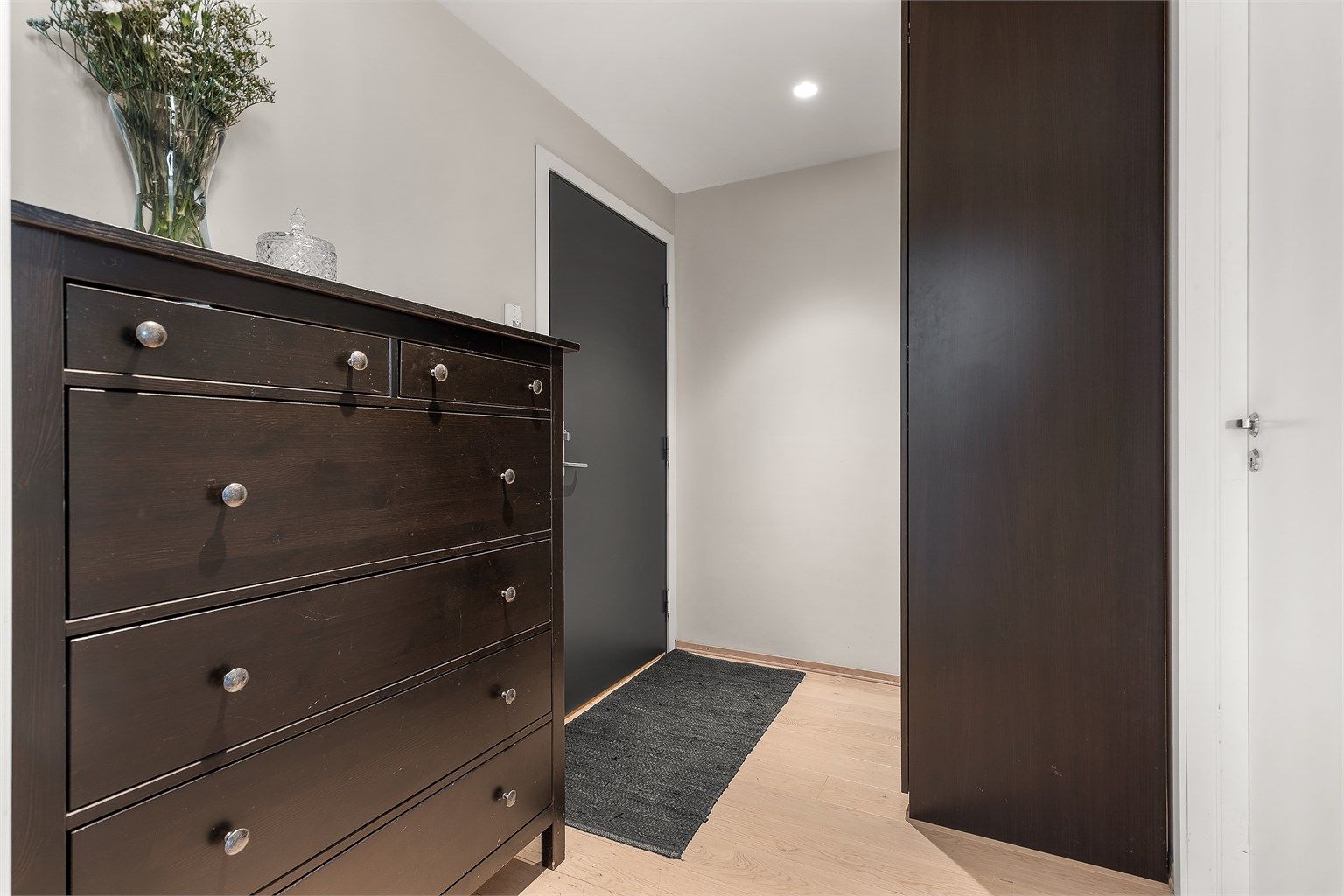 Fin entré med vannbåren gulvvarme. Det er plass til garderobeskap og kommode i entré.