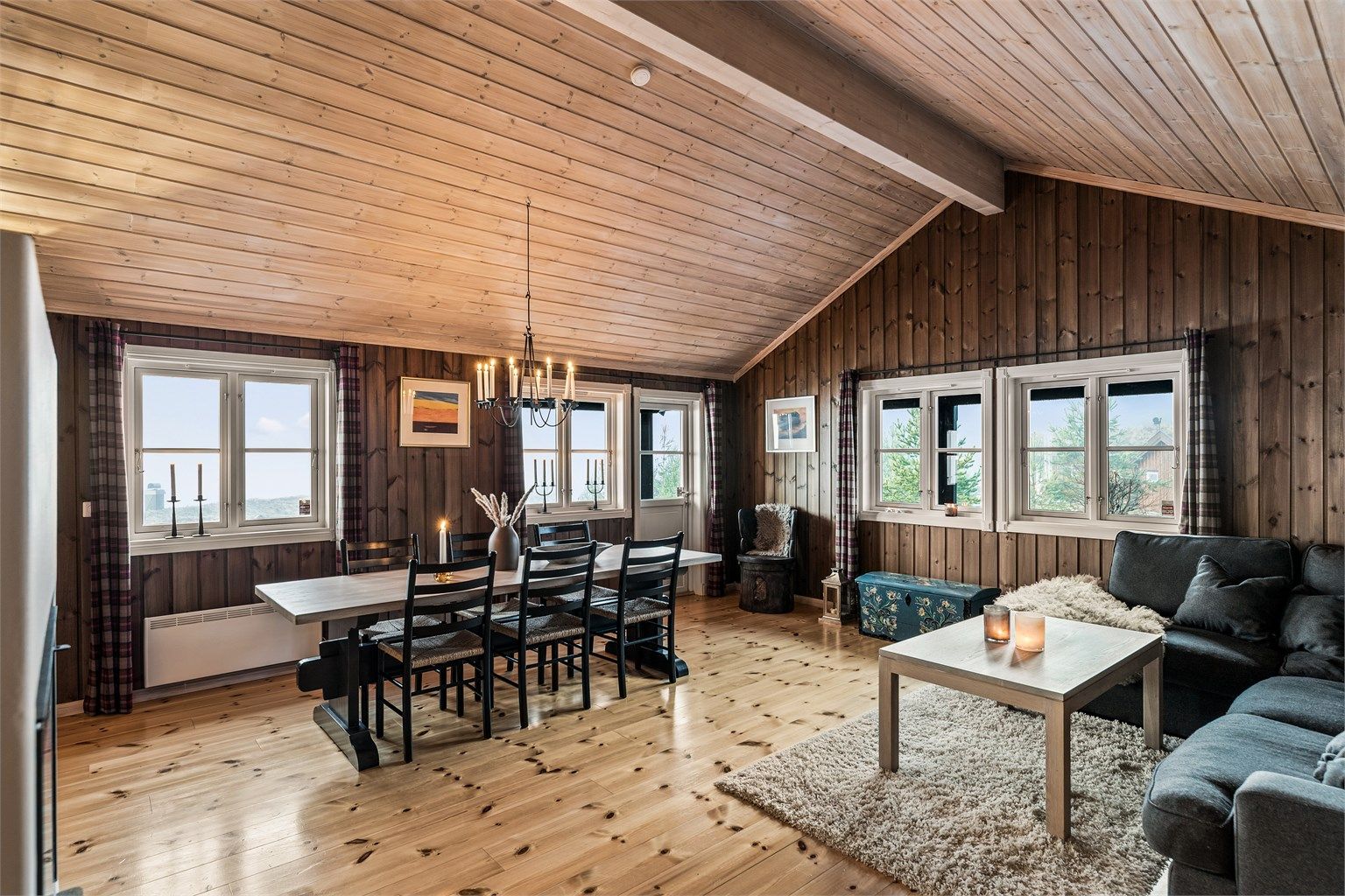 Hytten er godt innredet med store oppholdsrom