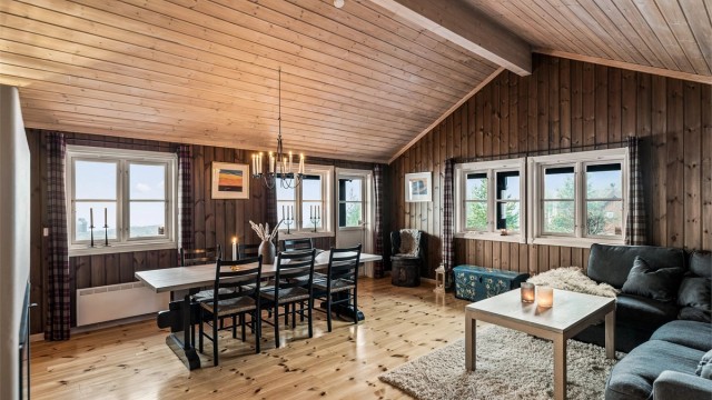 Hytten er godt innredet med store oppholdsrom