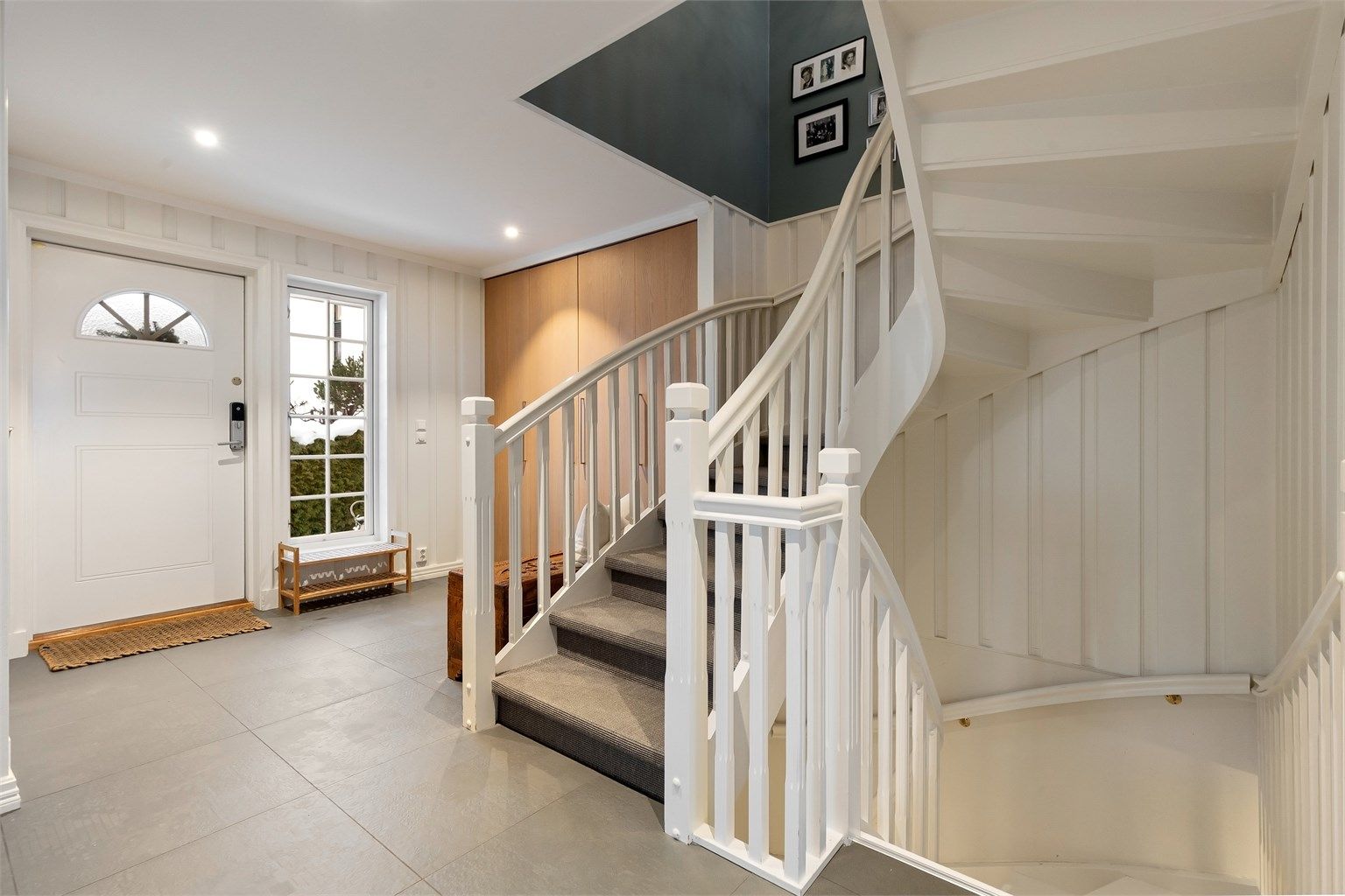 Lys og romslig entré / hall med god plass for yttertøy