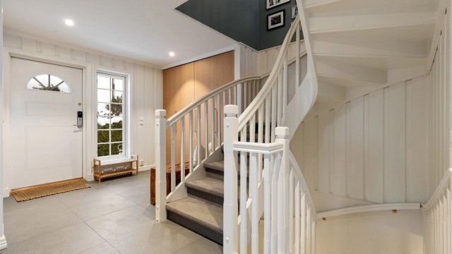 Lys og romslig entré / hall med god plass for yttertøy