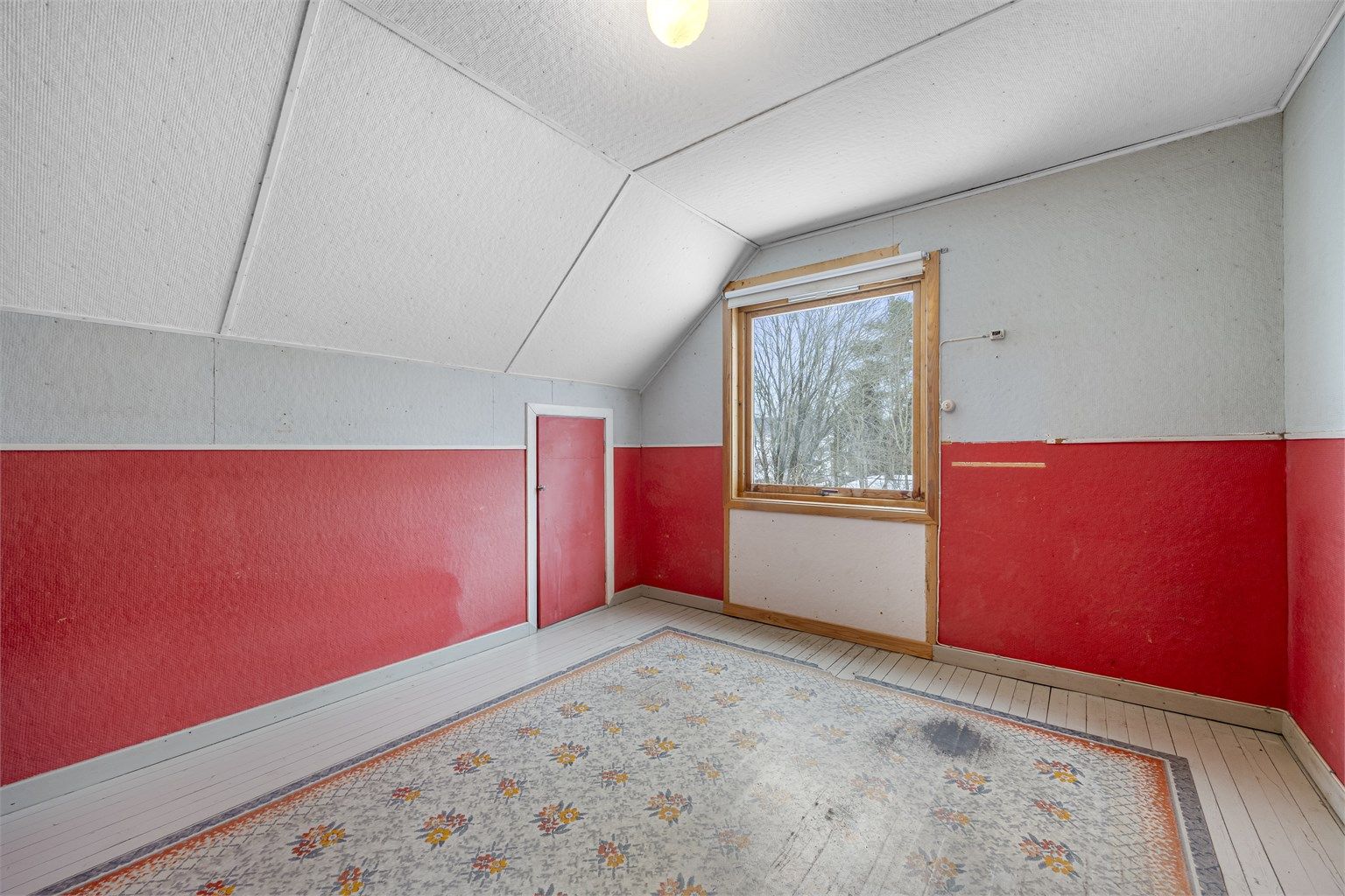 Soverom. Ved vinduet var det tidligere balkong.