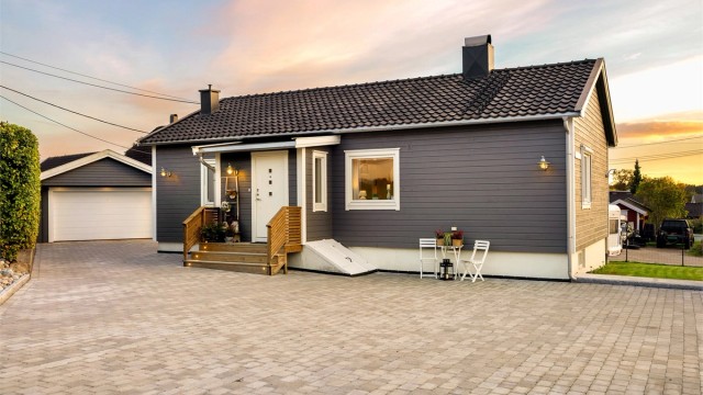 Bergerveien 2A presenteres av Jørgen Sande Johansen i Krogsveen. Boligen er betydelig oppgradert i senere år. I 2019 ble yttervegger etterisolert/omkledd og alle vinduer skiftet ut.