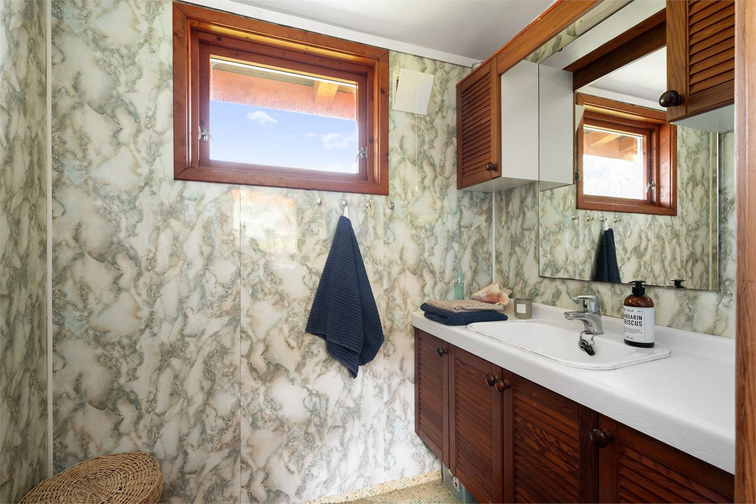 Rom med vask og innredning