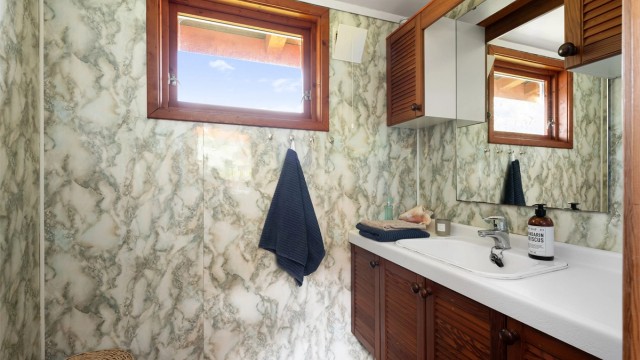 Rom med vask og innredning