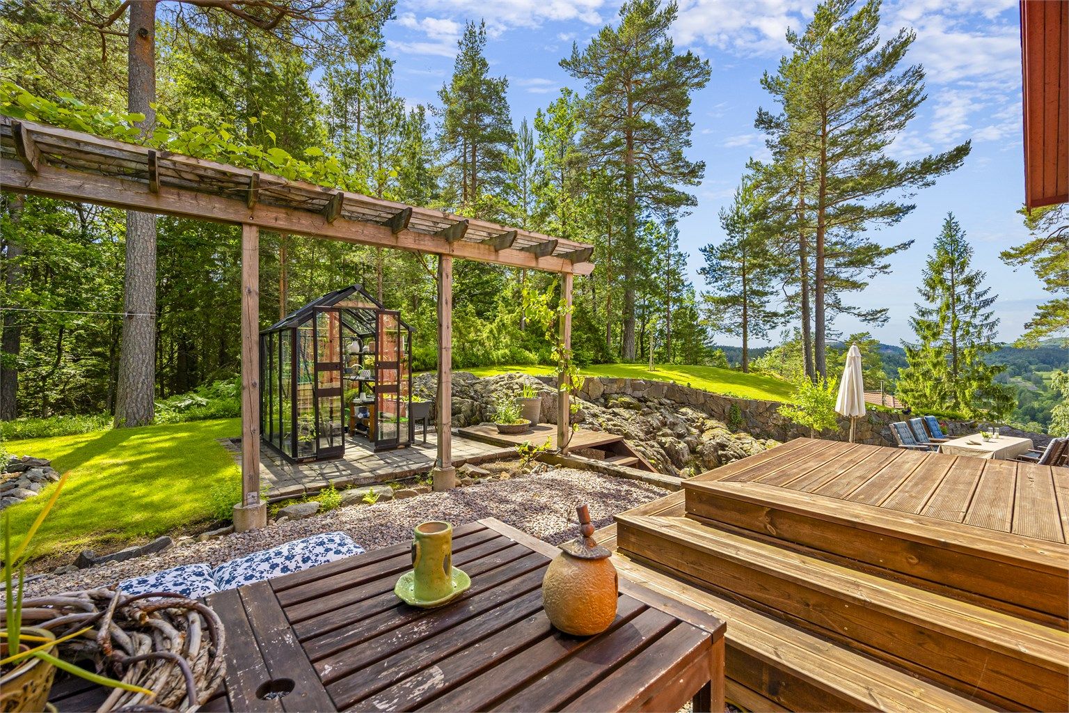 Den sørvestvendte terrassen er på ca. 35 m². Drivhuset følger ikke med.