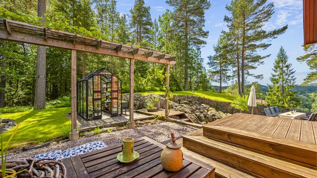 Den sørvestvendte terrassen er på ca. 35 m². Drivhuset følger ikke med.