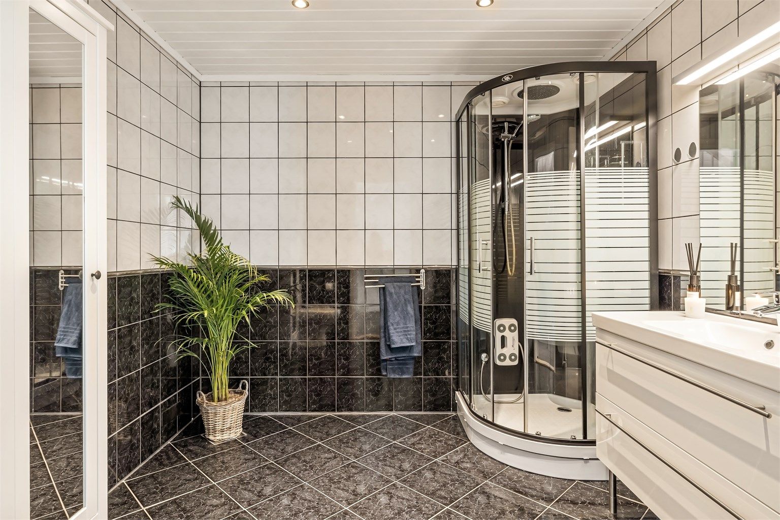 Badet i første etasje har flislagt gulv med elektriske varmekabler.