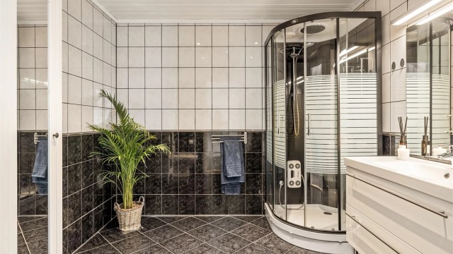 Badet i første etasje har flislagt gulv med elektriske varmekabler.