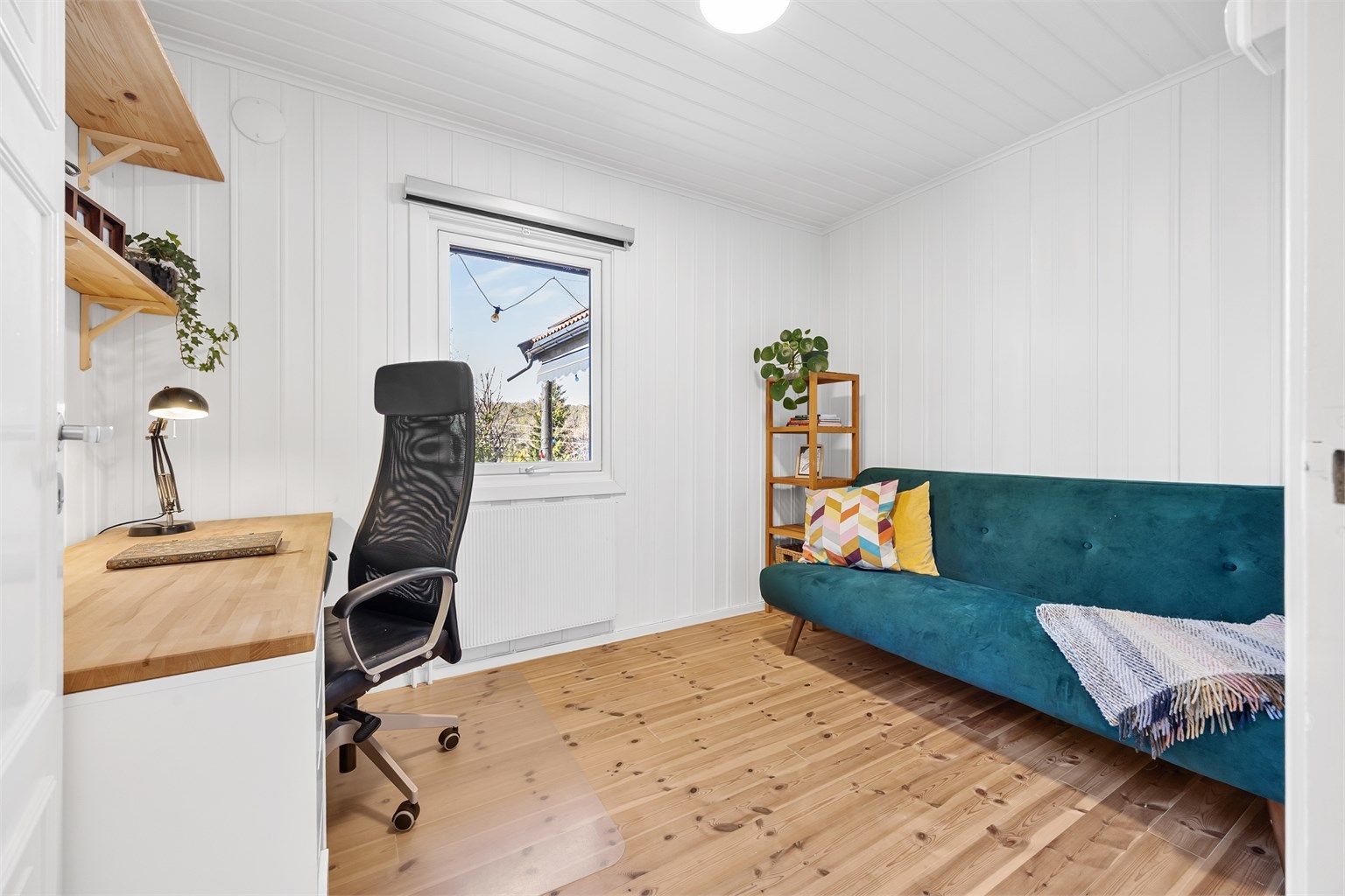 Soverommet er innredet som kontor.