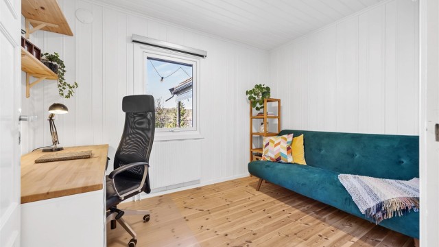 Soverommet er innredet som kontor.