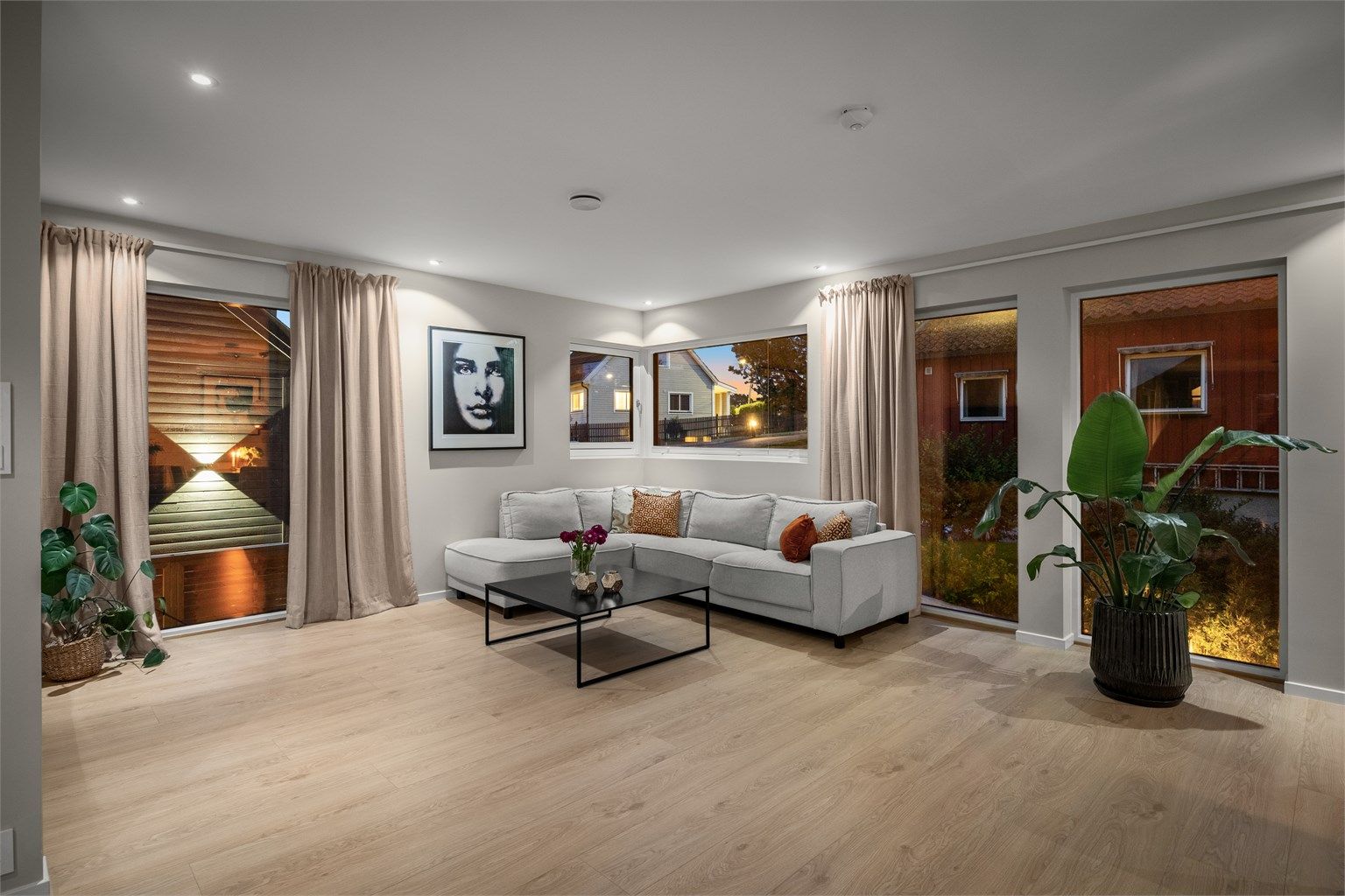 Sittegruppen er plassert ved store vindusflater som slipper inn rikelig med lys fra to sider.