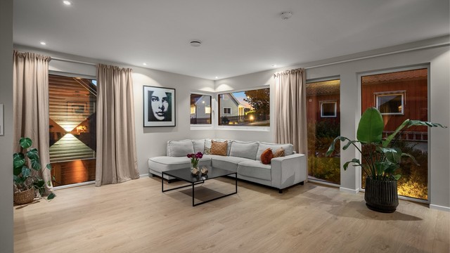 Sittegruppen er plassert ved store vindusflater som slipper inn rikelig med lys fra to sider.