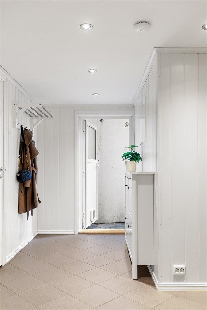 Egen inngang fra kjeller. 